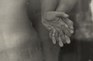 blank_lovers-holding-hands-in-shower